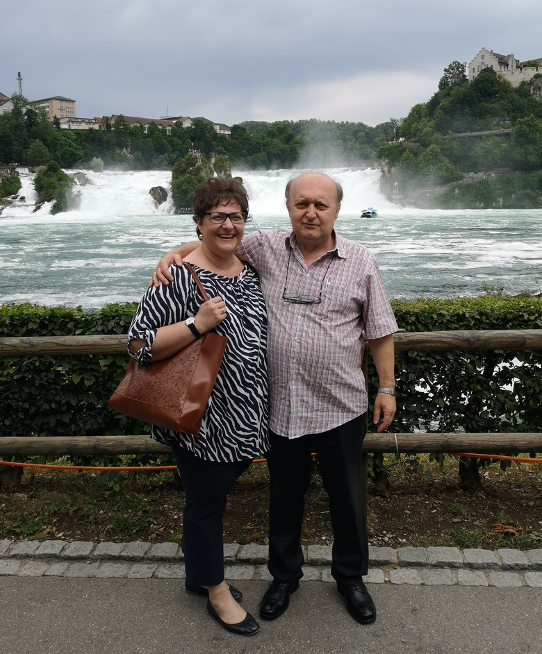 Jonel und seine Frau Klaudija stehen Arm in Arm vor dem Rheinfall.