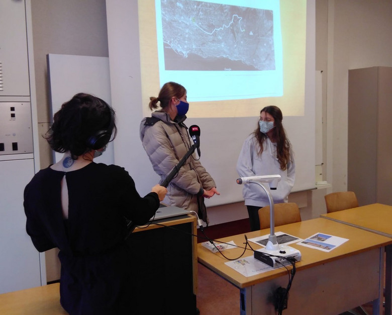 Zwei Schülerinnen mit Maske werden von RTS-Journalistin in einem Schulzimmer interviewt.