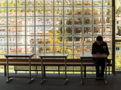 Ein Schüler sitzt an einem Tisch und lernt.