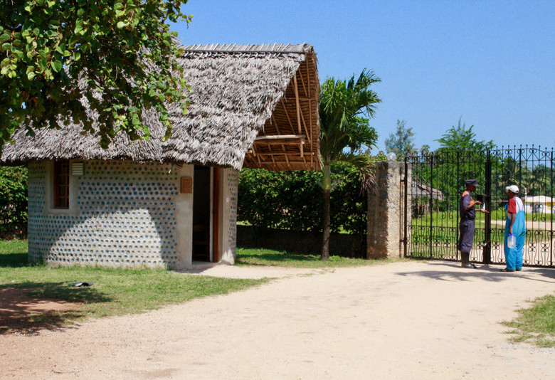 Rundhaus aus PET-Flaschen in Kenya