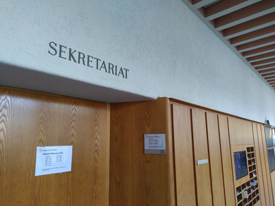 Eine Tür, über der das Wort «Sekretariat» steht. 