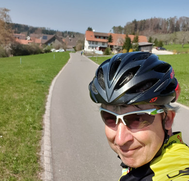 Der Literatur-Velokurier bei der Arbeit: Daniel Bremer auf dem Fahrrad auf der Strasse. 