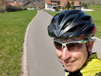 Der Literatur-Velokurier bei der Arbeit: Daniel Bremer auf dem Fahrrad auf der Strasse. 