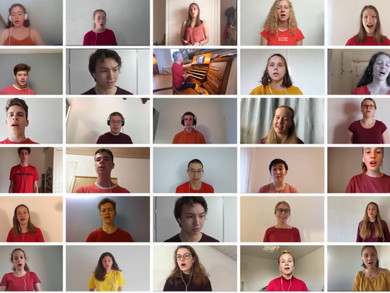 Screenshot einer Videokonferenz zeigt Schüler*innen beim Singen.