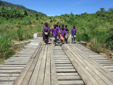 Schulkinder in Malawi laufen über eine Brücke. 