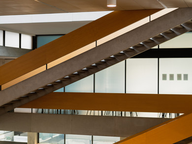 Ein Treppenhaus in einer Schule mit freischwebender Treppe