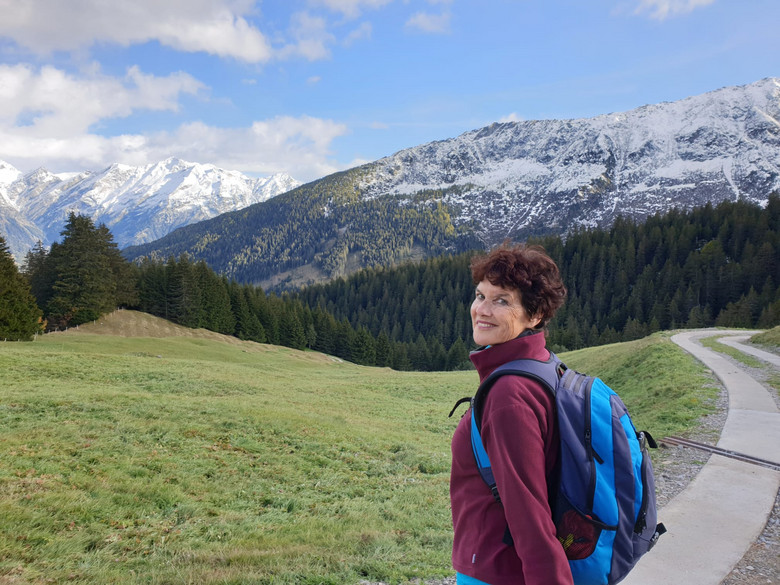 Schulärztin Claudia Wanderer in den Bergen beim Wandern