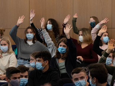 Schüler*innen in einem Klassenraum bei der Abstimmung.