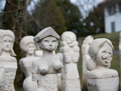 Statuen aus Stein in einem Garten.