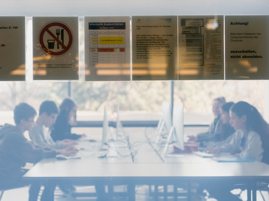 Schüler*innen arbeiten im Computerraum.