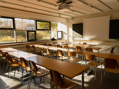 Ein leeres Klassenzimmer.