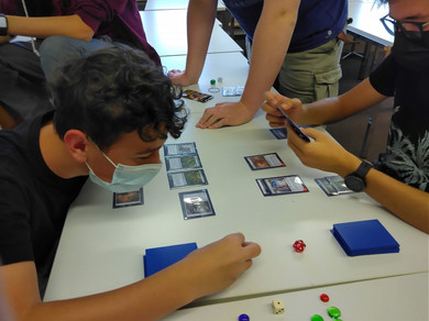 Eine Gruppe Schüler, die konzentriert Magic spielt.