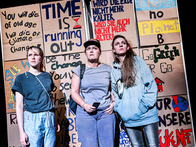 Drei Jugendliche stehen vor einer bunt bemalten Wand. Es sind Schauspieler*inne des Stücks No Planet B. 
