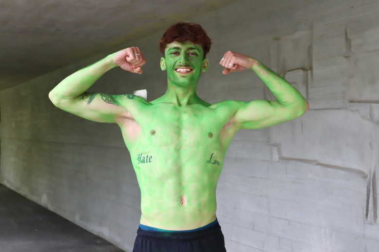 Ein Schüler als Hulk verkleidet.