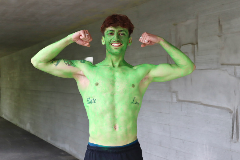 Ein Schüler als Hulk verkleidet.