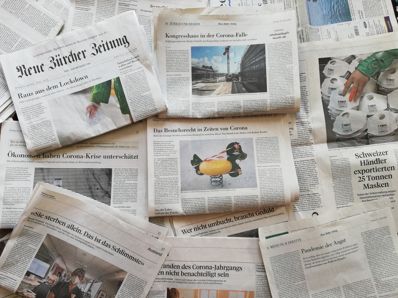Verschiedene Schweizer Zeitungen liegen auf einem Haufen; alle berichten über das Coronavirus.