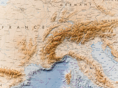 Beige Weltkarte, die die Schweiz und Teile von Frankreich und Italien zeigt.