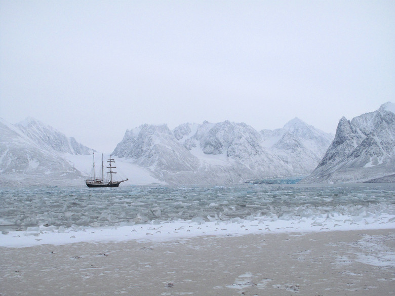 Boot in Spitzbergen umgeben von Eis und Wasser.
