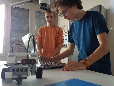 Schüler im Kurs Robotik für Anfänger.