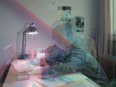 Eine Foto-Collage, auf der eine Schülerin in verschiedenen Positionen – aufrecht lesend oder mit dem Kopf auf dem Pult – zu sehen ist. Auf der linken Seite des Bildes sitzt sie an einem Schulpult, auf der rechten Seite zuhause am Pult. 