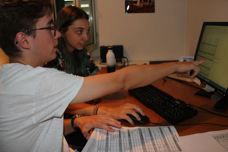 Zwei junge Erwachsene arbeiten am Computer. 