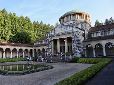 Aussenansicht des alten Krematoriums; in der Mitte ein Innenhof mit Teich.