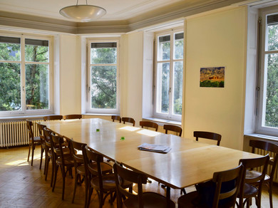 Ein Zimmer mit einem grossen Tisch in einem Foyer der Zürcher Mittelschulen. 