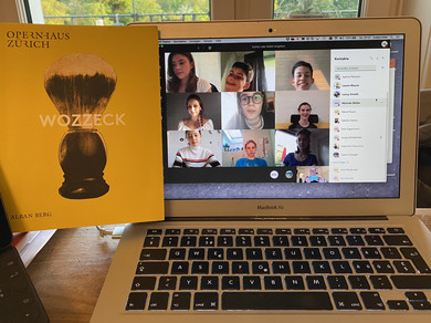 Wozzeck Online-Aufführung: Gesichter auf Bildschirm