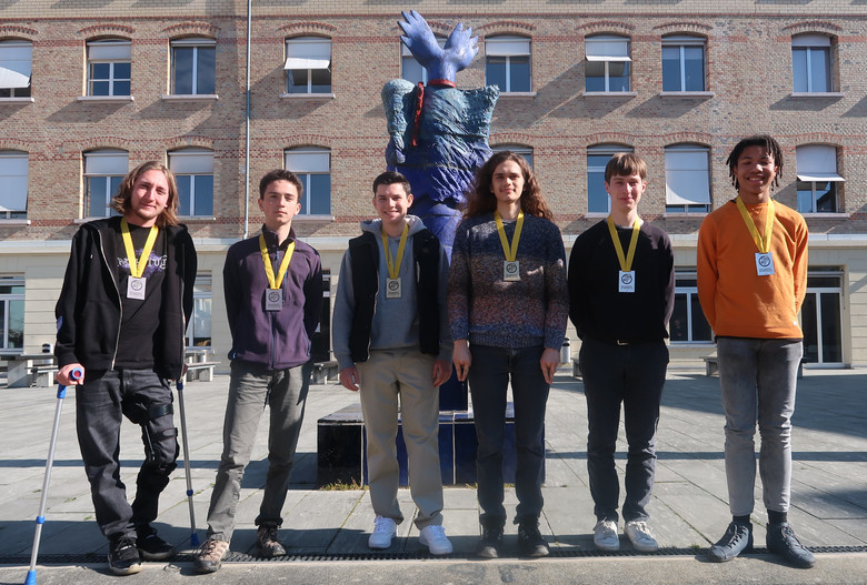 Sechs Schüler mit Medaillen um den Hals stehen draussen nebeneinander auf einer Treppe vor einem Gebäude.